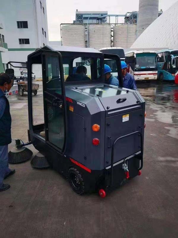 揚子清潔設(shè)備掃地車S10